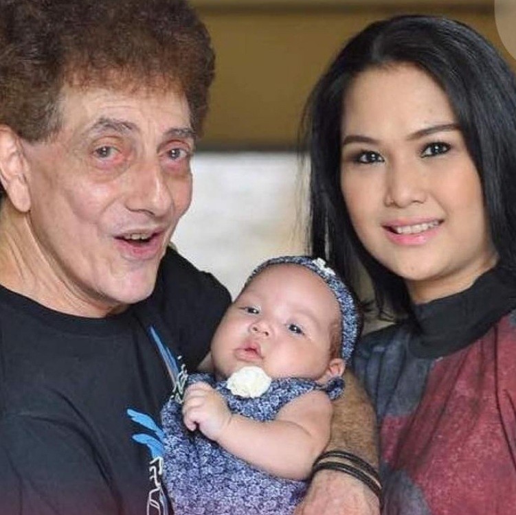 Artis Lawas yang Menikah Pada Usia 50 Tahun