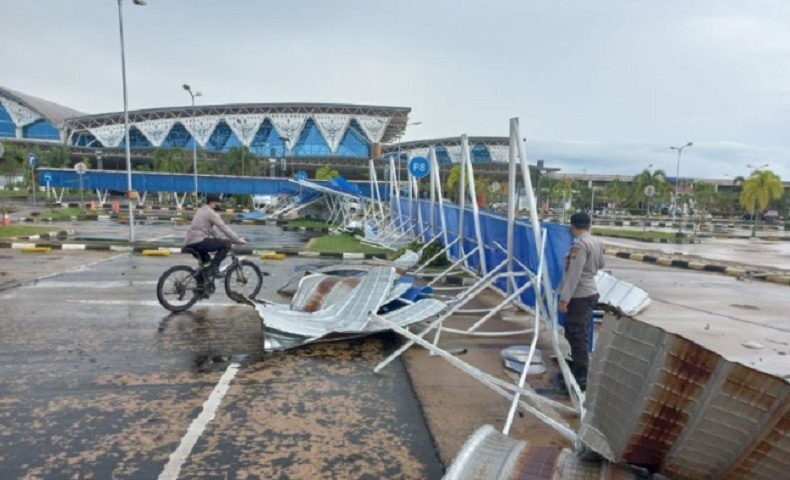 Bandara Supadio diterjang angin puting Beliung. (Foto: Polres Kubu Raya)