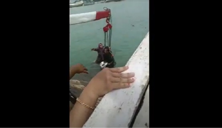 nahas kapal Proses evakuasi penumpang dari laut. (istimewa).