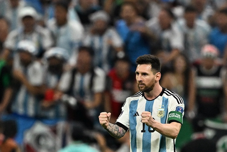 Kapten Timnas Argentina, Lionel Messi bersuka cita usai membobol gawang Meksiko pada laga Grup C Piala Dunia 2022 di Stadion Lusail, Minggu (27/11/2022). (Foto: REUTERS)