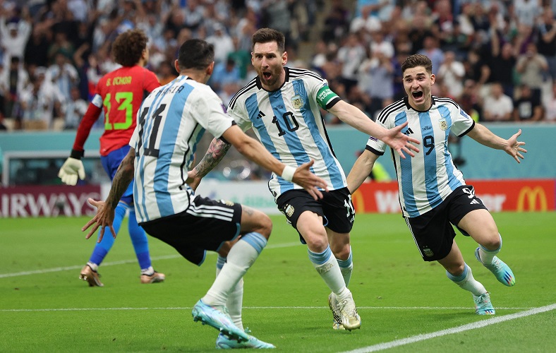 Kapten Timnas Argentina, Lionel Messi merayakan gol ke gawang Meksiko bersama Angel Di Maria dan Julian Alvarez pada laga Grup C Piala Dunia 2022 di Stadion Lusail, Minggu (27/11/2022). (Foto: REUTERS)