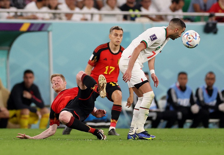 Timnas Maroko memang 2-0 atas Timnas Belgia di lanjutan Grup F Piala Dunia 2022. Taktik Maroko sukses mematikan sihir Kevin De Bruyne. (foto: REUTERS).