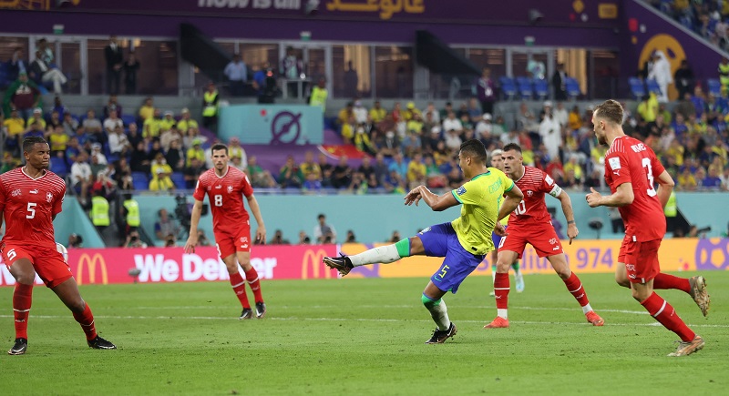 Timnas Brasil menang 1-0 atas Swiss di laga kedua Grup G Piala Dunia 2022. Hasil ini membuat Brasil lolos ke 16 besar Piala Dunia 2022. (foto: REUTERS).