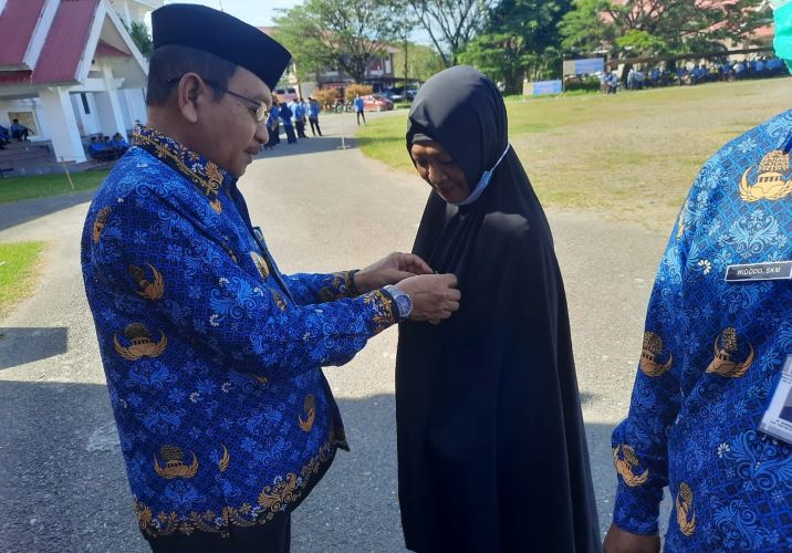 Sebanyak 105 ASN Pemkab Pasangkayu mendapat penghargaan tanda kehormatan Satyalancana Karya Satya. (Foto: dok Pemkab Pasangkayu)