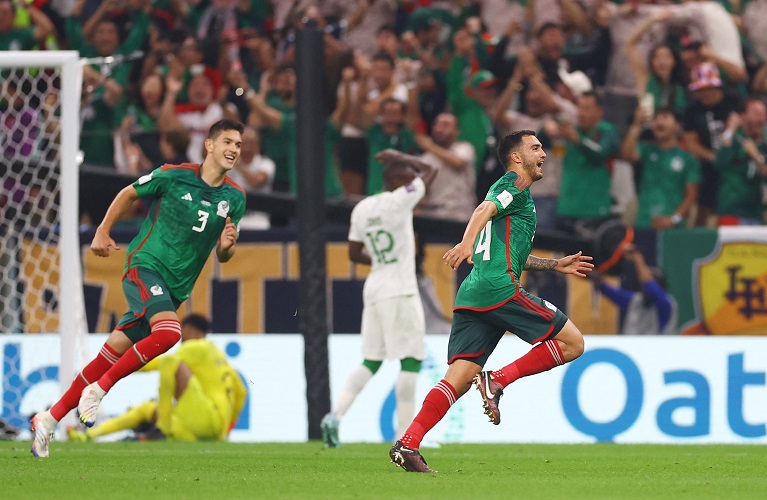 Gelandang Meksiko, Luis Chavez (kanan) merayakan gol ke gawang Arab Saudi pada laga terakhir Grup C Piala Dunia 2022 di Stadion Lusail, Kamis (1/12/2022). (Foto: REUTERS)