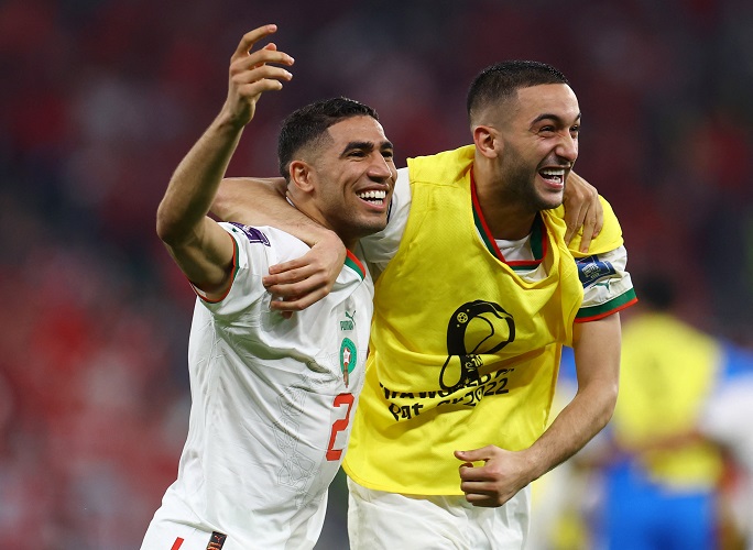 Achraf Hakimi dan Hakim Ziyech, keduanya adalah aktor kesuksesan Timnas Maroko saat menembus babak 16 besar Piala Dunia 2022. (Foto: REUTERS)