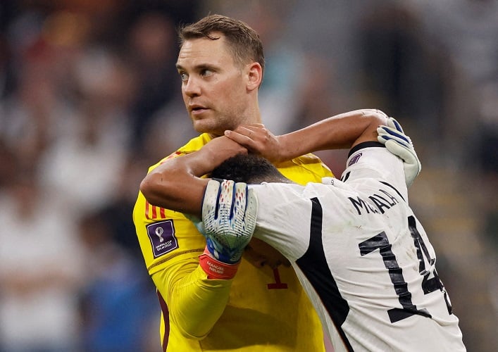 Kiper Jerman, Manuel Neuer berusaha menenangkan juniornya Jamal Musiala usai timnya gagal lolos 16 besar Piala Dunia 2022. Der Panzer kalah saing dengan Jepang dan Spanyol di Grup E. (Foto: REUTERS)