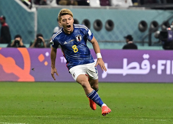 Pemain Jepang, Ritsu Doan berselebrasi usai mencetak gol ke gawang Spanyol pada laga Grup E Piala Dunia 2022 di Stadion Khalifa International, Jumat (2/12/2022). (Foto: REUTERS)