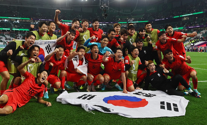 Korea Selatan menyegel satu tiket ke 16 besar Piala Dunia 2022. Hasil itu didapat usai Taeguk Warriors melumat Portugal 2-1. (foto: REUTERS).