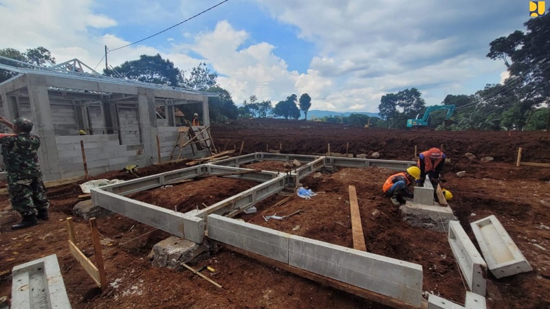 Pembangunan Rumah Instan Sederhana Sehat (Risha) dengan struktur tahan gempa untuk warga terdampak gempa Cianjur. (Foto: Dok. Kementerian PUPR)