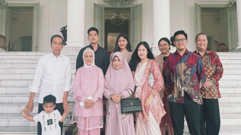 Keluarga Presiden Joko Widodo berfoto dengan keluarga Erina Gudono (Foto: Facebook/Allen Gudono)