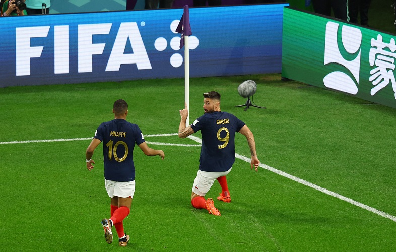 Timnas Prancis unggul 1-0 di babak pertama melawan Polandia pada 16 besar Piala Dunia 2022. Gol Prancis dicetak Olivier Giroud. (foto: REUTERS).