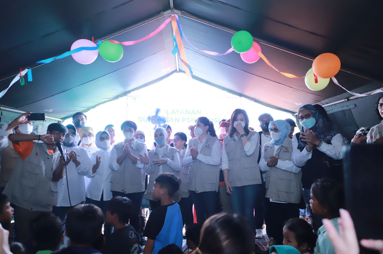 Direktur Utama Pertamina Nicke Widyawati mengunjungi Posko Satgas BUMN korban terdampak gempa Cianjur. (Foto: dok Pertamina)
