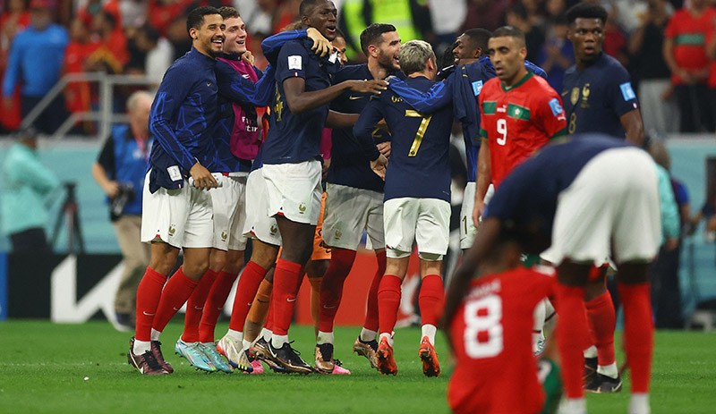 Timnas Maroko kalah di semifinal Piala Dunia 2022 dari Prancis dengan skor 0-2, Kamis (15/12/2022) dini hari WIB. Meski demikian Hakim Ziyech cs tetap sujud. (Foto: REUTERS/Carl Recine)