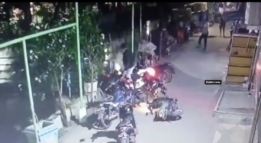 Sejumlah sepeda motor yang ditinggalkan begitu saja oleh gerombolan geng di Pademangan. (Foto: Instagram/Jakut.info)