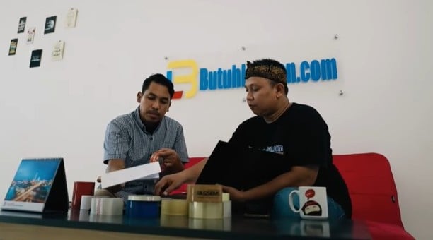 Pendiri ButuhLakban.com, Baihaki dan Fauzan Awaludin. Foto: YouTube PecahTelur