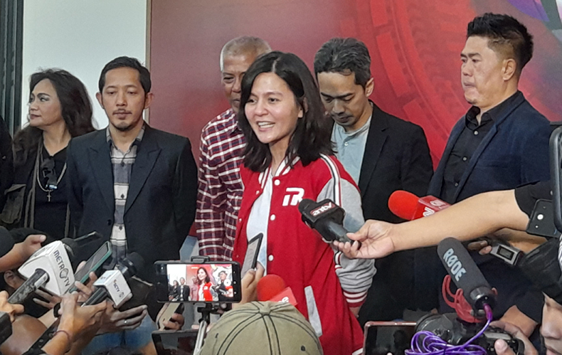 Ratu Tisha resmi mencalonkan diri jadi Wakil Ketua Umum PSSI. Dia mengembalikan berkas pendaftaran ke Kantor PSSI di GBK Arena, Minggu (15/1/2023). (Foto: iNews.id/Andri Bagus)