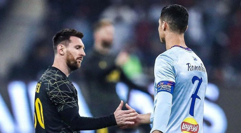 Lionel Messi Cristiano Ronaldo Momen pertemuan Lionel Messi dan Cristiano Ronaldo terjadi di King Fahd Stadium, Arab Saudi, Jumat (20/1/2023) dini hari WIB. (Foto: Twitter/@StoolFootball)