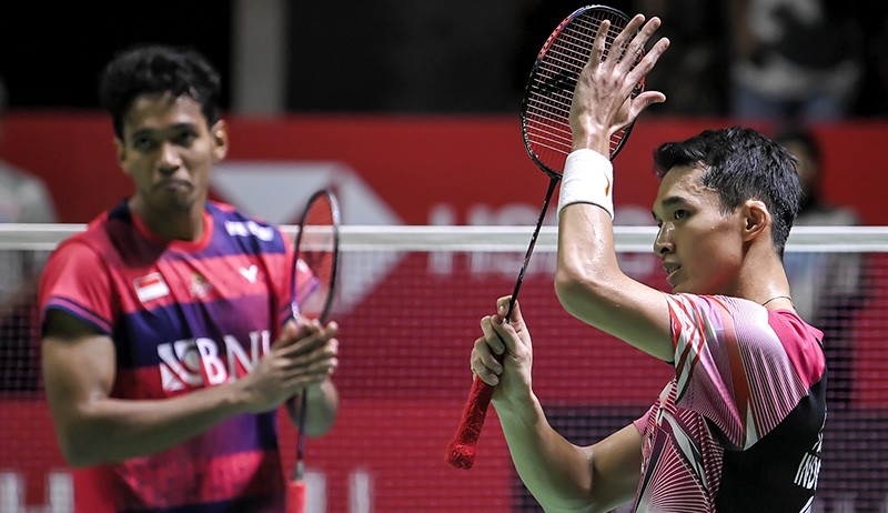 Jonatan Christie memeluk kompatriotnya Chico Aura Dwi Wardoyo usai final Indonesia Masters 2023 di nomor tunggal putra, Minggu (29/1/2023). (Foto: MPI/Aldhi Chandra)