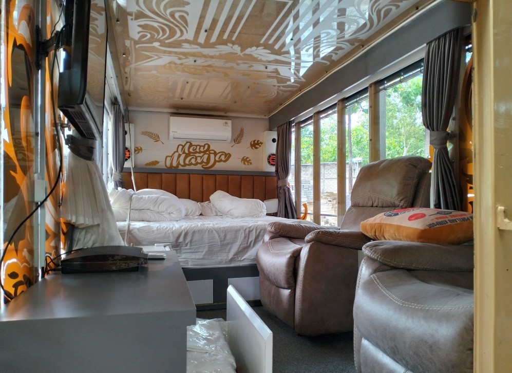 Kondisi kamar dalam truk yang mewah lengkap dengan AC, kulkas dan TV. (foto: MPI/Erfan Erlin)