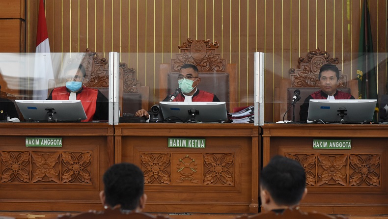 Ketua Majelis Hakim Wahyu Imam Santoso (tengah) memimpin jalannya sidang lanjutan kasus pembunuhan berencana terhadap Brigadir Nopriansyah Yosua Hutabarat. (Foto: ANTARA FOTO/Indrianto Eko Suwarso/hp)