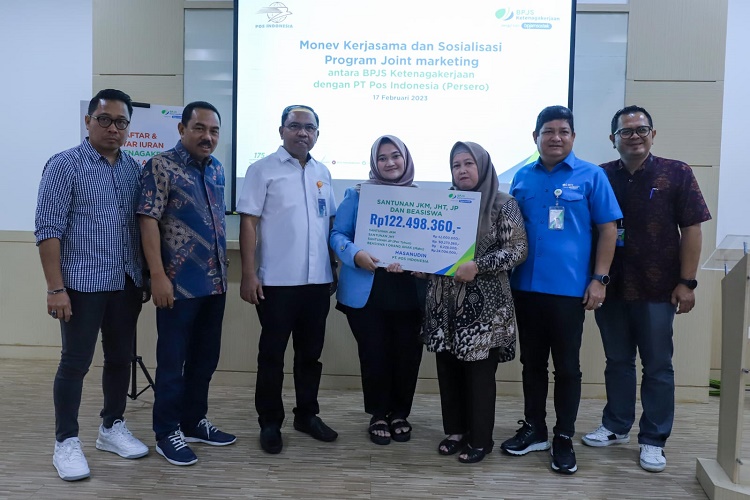 Istri dan anak almarhum Hasanudin, menerima uang klaim dari Jamsostek senilai Rp122.498.360 juta. (Foto: MPI/Faisal Rahman)