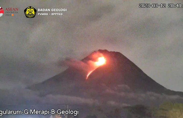 Gunung Merapi memunculkan guguran awan panas (foto: istimewa)