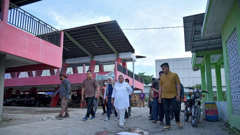 ita_tinjau_pasar_penggaron