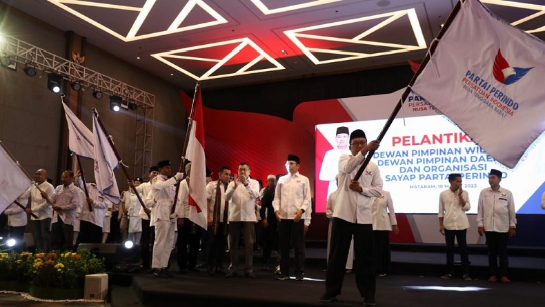 Ketum DPP Partai Perindo Hary Tanoesoedibjo (HT) melantik Ketua DPW Partai Perindo NTB Muhammad Khairul Rizal beserta pengurus DPW Perindo NTB. (Foto: iNews)
