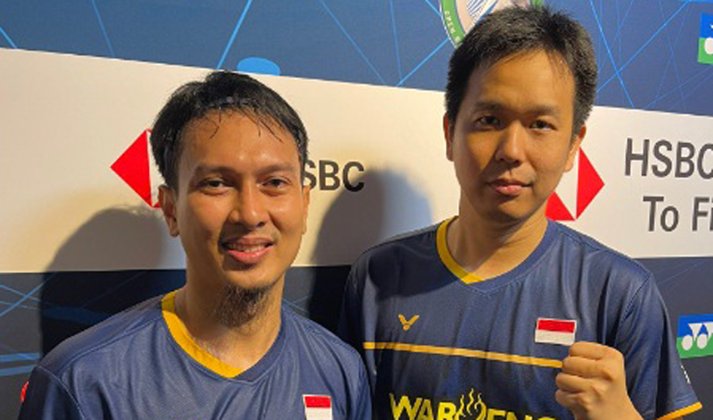 Ganda putra Indonesia, Mohammad Ahsan meminta maaf kepada wakil China, Liu Yu Chen/Ou Xuan Yi usai selebrasi jogetnya di perempat final All England 2023. (Foto: PBSI)