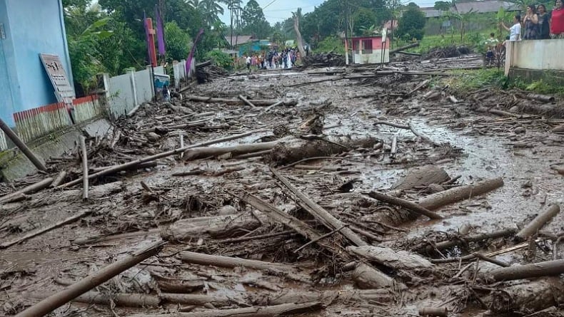 Banjir Bandang Terjang Cianjur, Ratusan Rumah Dan Tenda Pengungsi Terendam