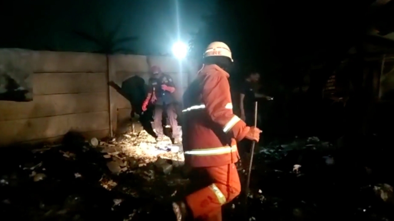 Petugas damkar mencari korban tewas akibat kebakaran di Bandarlampung (Andres Afandi/MNC Portal)