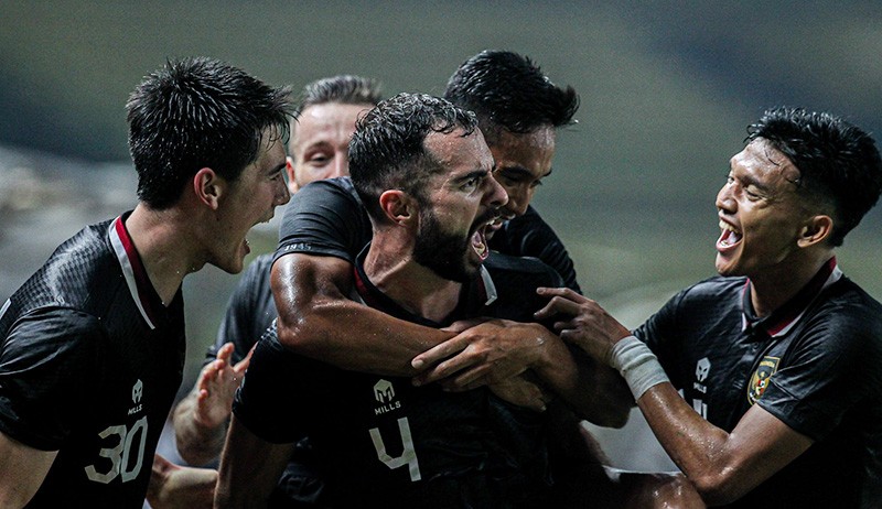 Pelatih Timnas Indonesia, Shin Tae-yong didampingi pemainnya, Jordi Amat saat menghadiri konferensi pers usai melawan Burundi pada laga FIFA Matchday di Stadion Patriot Candrabhaga, Bekasi, Selasa (28/3/2023). (Foto: MPI/Cikal Bintang)