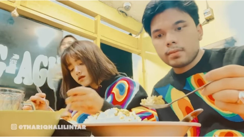 Fuji makan di warteg (Foto: YouTube Thariq Halilintar)