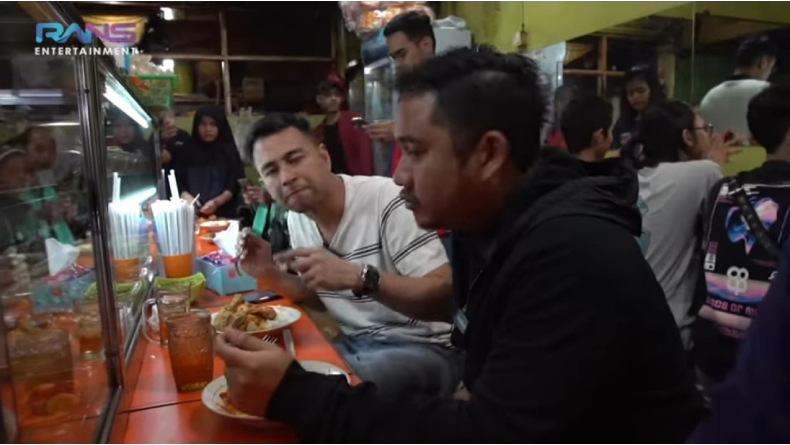 Raffi Ahmad makan di warteg (Foto: Youtube RANS Entertainment)