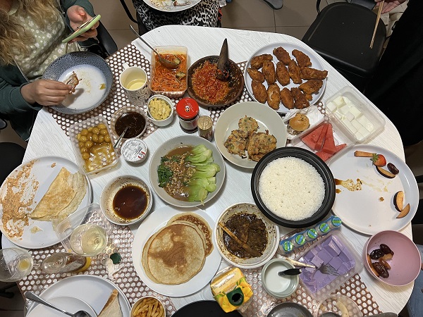 Berbuka Puasa ala Mahasiswa RI di Australia Berbuka Puasa ala Mahasiswa RI di Australia (Dok. Rivi Satrianegara)
