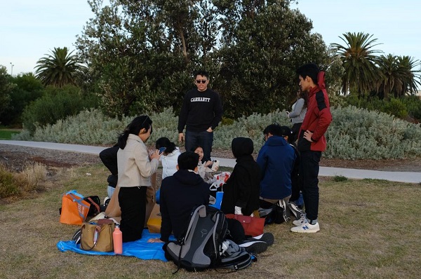 Berbuka puasa ala piknik di Australia Berbuka puasa ala piknik di Australia (Dok. Rivi Satrianegara)