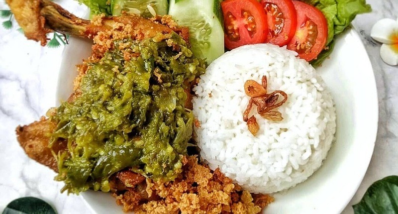 Resep Sambal Ijo Ayam Geprek yang Enak ala Pedagang Kaki Lima