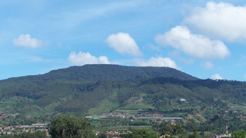 Gunung Tangkuban Parahu di KBB dan Subang, bentuknya mirip perahu tertelungkup yang menjadi cikal bakal lahirnya dongeng Sangkuriang. (FOTO: ISTIMEWA)