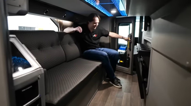 Bus width=560