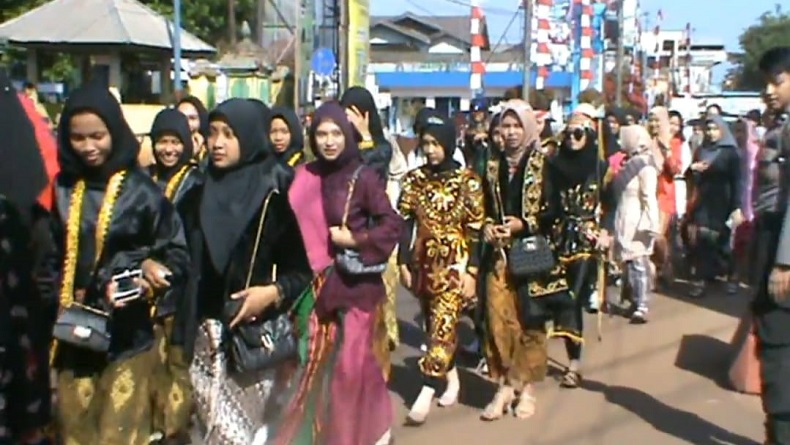 Peserta karnaval budaya (FOTO: iNews/ZULKIFLI YUNUS)