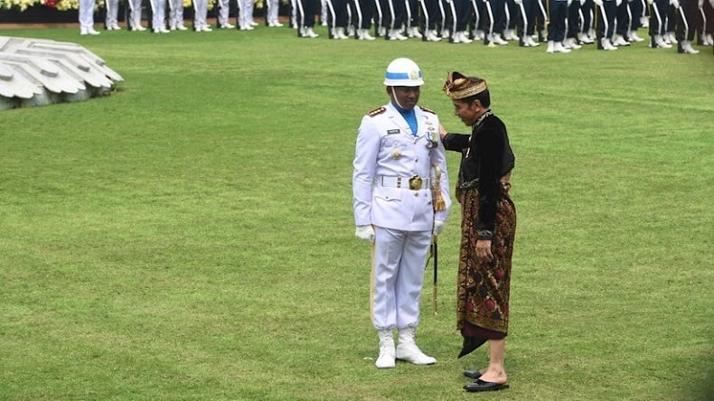 Kolonel Laut (P) Hariyo Poernomo, komandan upacara HUT RI tahun 2019 dihampiri Presiden Jokowi (foto: Antara)