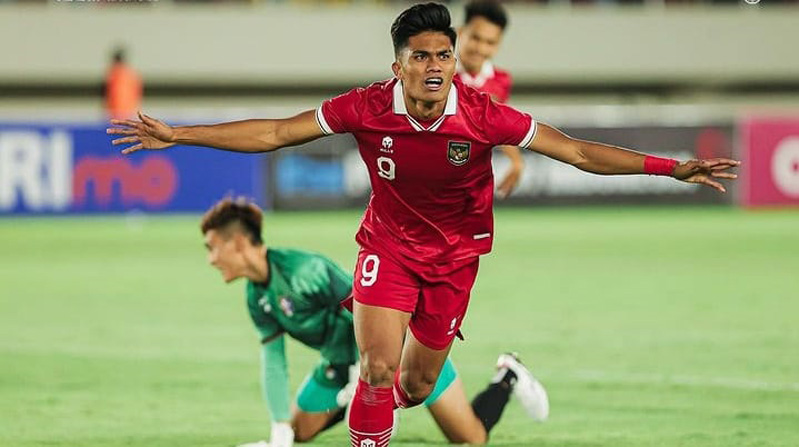 Aksi Ramadhan Sananta membela Timnas U-23 kontra Taiwan di laga perdana Grup K Kualifikasi Piala  Asia U-23 di Stadion Manahan Solo. (foto IG @persisofficial)