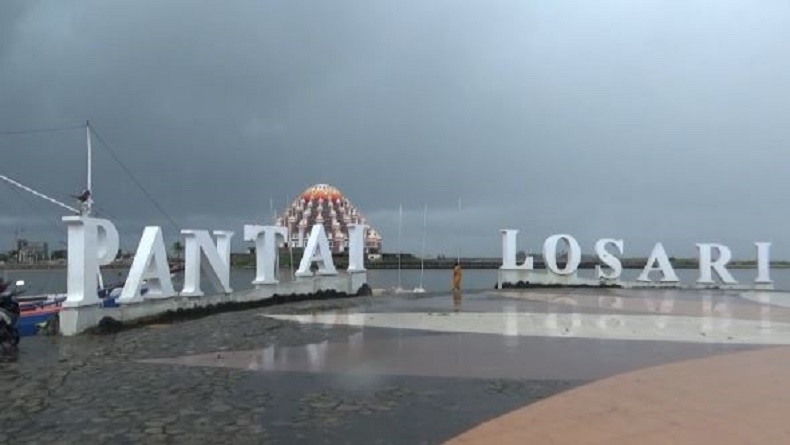Pantai Losari, salah satu tempat wisata anak di Makassar. (Foto: iNews/Leo M Nur)