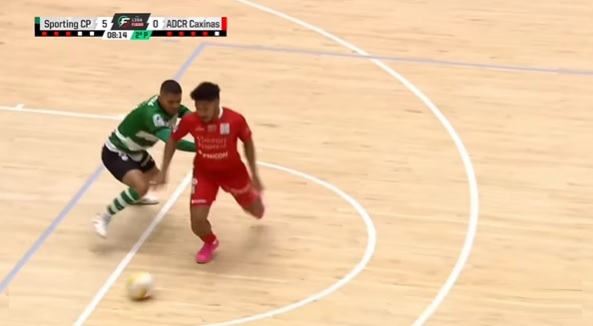 Evan Soumilena (kanan) beraksi bersama Caxinas Poca Barca vs Sporting Lisbon pada Liga Futsal Portugal 2023/2024 di Pavilhao Francisco Jose Tavares, Sabtu (30/9/2023). (Foto: Canal 11)