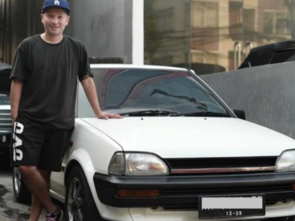 Artis Pria Suka Naik Mobil Klasik