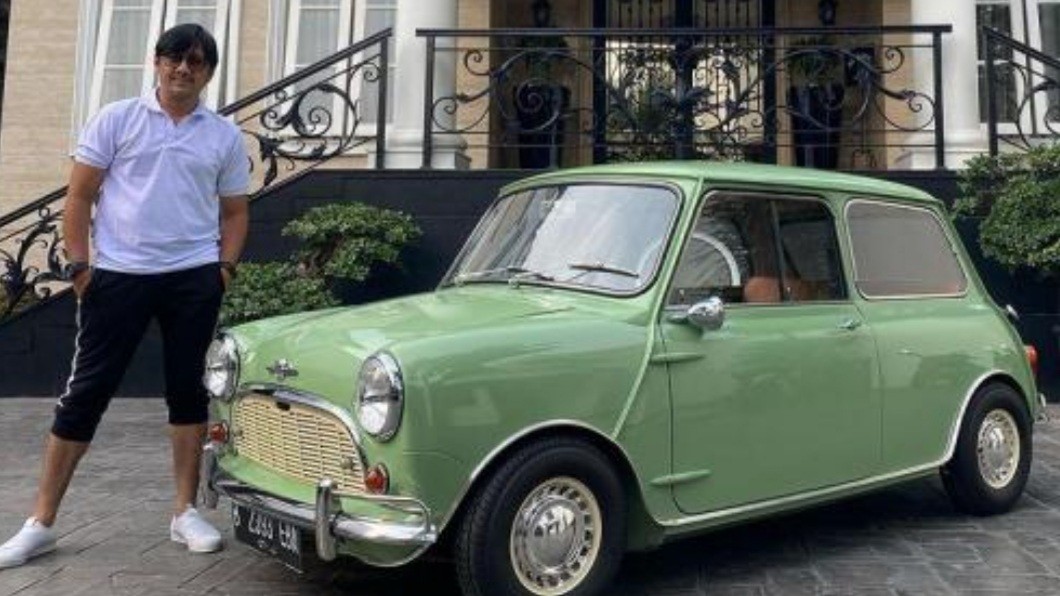 Artis Pria Suka Naik Mobil Klasik