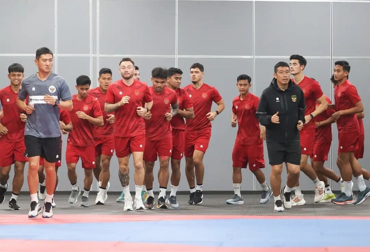 Timnas Indonesia melakoni latihan di dalam ruangan karena Stadion Hassanal Bolkiah diguyur hujan lebat, Senin (16/10/2023). (Foto: PSSI)