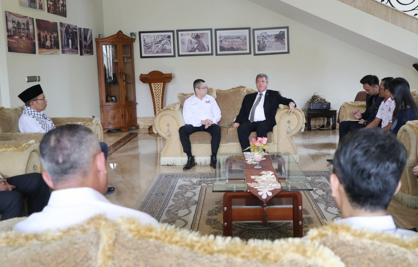 Ketua Umum Partai Perindo Hary Tanoesoedibjo (HT) menyerahkan bantuan untuk Palestina melalui Duta Besar Palestina untuk Indonesia Zuhair Alshun. 