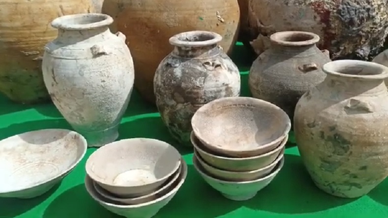 Sejumlah barang bukti disita dari penangkapan pelaku pencurian harta karun di peraian Kalimantan Barat (Kalbar). (Foto: Uun Yuniar).